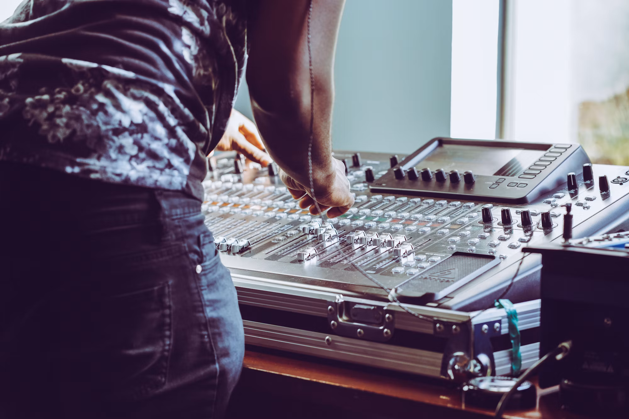 The Evolution of Live Music: From Concert Halls to Virtual Experiences